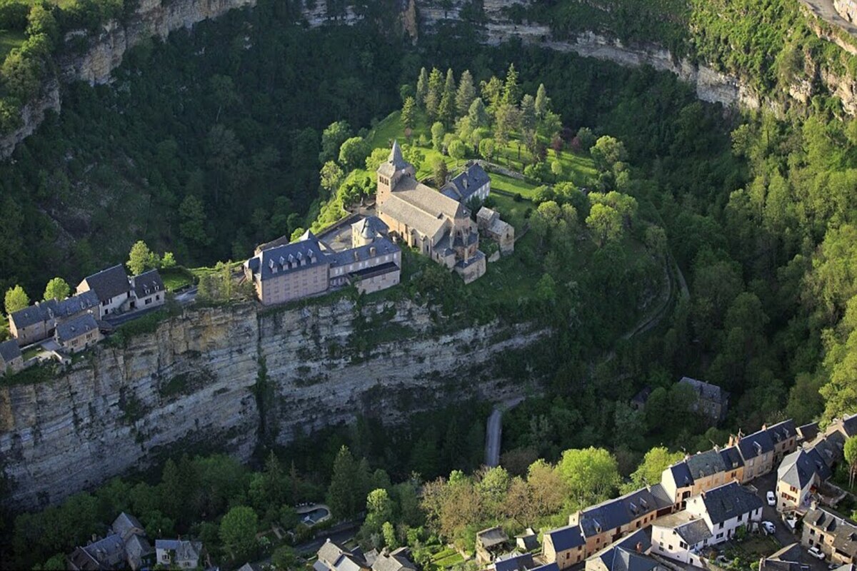1750149273-le-trou-de-bozouls-en-aveyron-est-un-canyon-naturel-impressionnant-en-forme-de-fer-a-cheval-un-site-geologique-unique